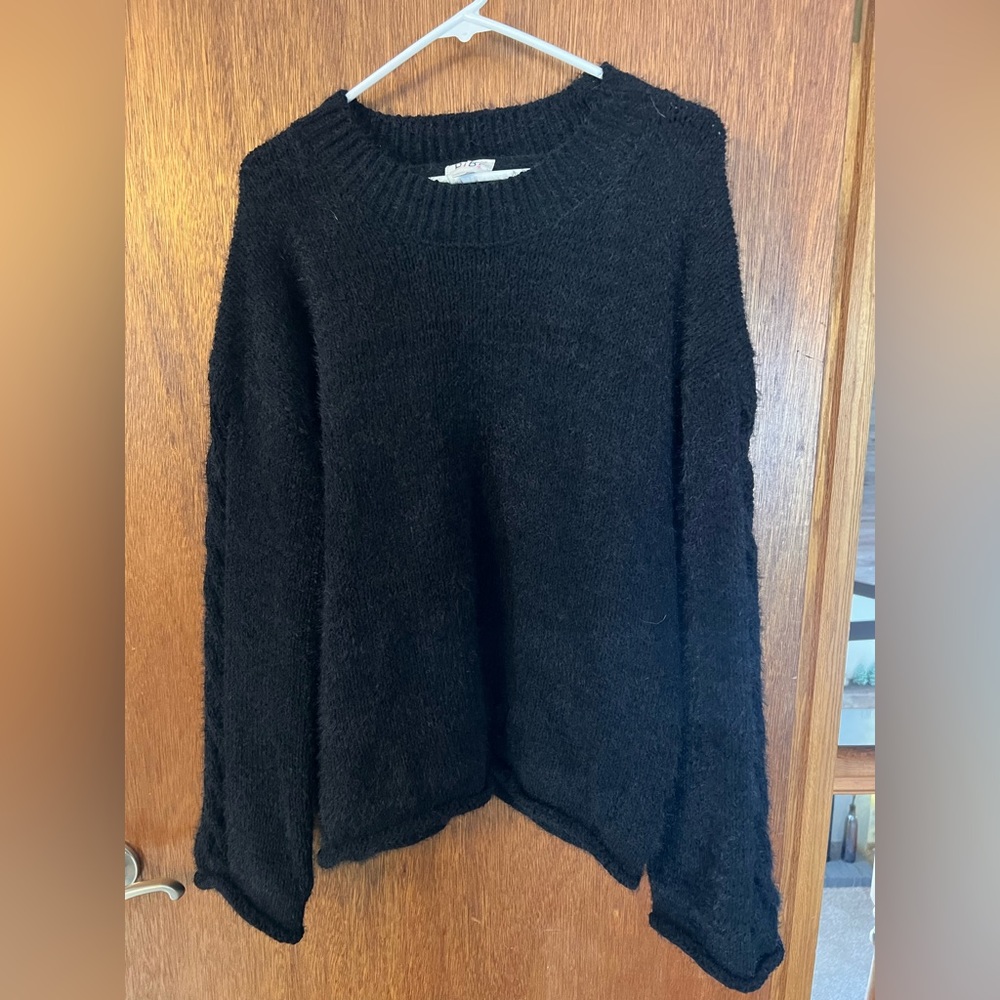 Soft Blavk sweater with see through sleeves